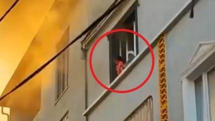 Bursa'da yangın dehşeti kamerada! Önce çocuğunu attı, sonra kendisi atladı
