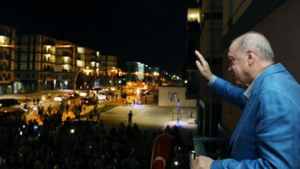 Erdoğan'dan depremzede aileye sürpriz ziyaret! Vatandaşlara 'balkon' selamı