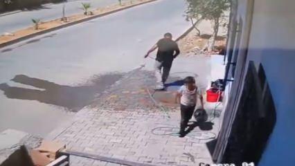 Küçük çocuğuna hırsızlık yaptırdı! Çaldığı poşet kamerada