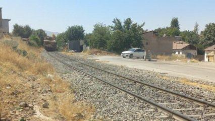 Malatya'da feci ölüm: Yük treni çarptı!