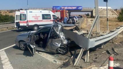 Otomobil, bariyerlere bir ok gibi saplandı: 1 ölü, 4 yaralı