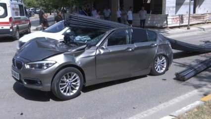 TIR'ın dorsesindeki demirler, otomobilin üzerine düştü; 2 yaralı