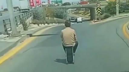Trafikte elektrikli skuter valizle tehlikeli yolculuk