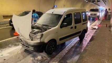 Üsküdar'da 4 aracın karıştığı zincirleme kazada bir otomobil yandı