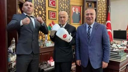 Bahçeli boksör Avni Yıldırım'ı ağırladı, boks eldiveniyle poz verdi!