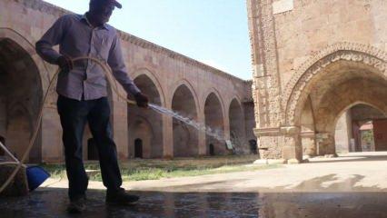 Bedensel engelli adam ömrünü bu işe adadı: Allah rızası için yapıyorum, 5 kuruş istemem