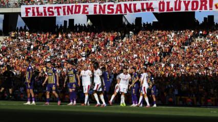 Galatasaray tribünlerinde büyük duyarlılık! Unutturmuyorlar