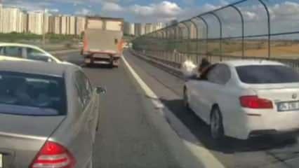 Kediyi kurtarmaya çalışan kadına otomobil çarptı