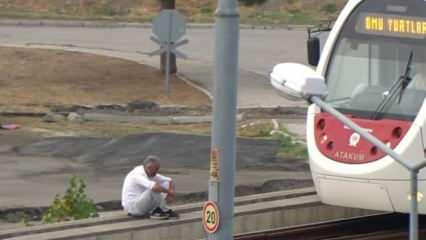 Raylarda şoke eden olay! Tramvay sürücüsü ani fren yaptı