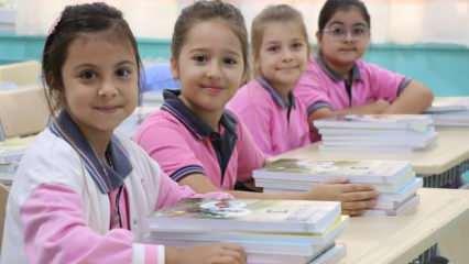 Sınıflara 'formalı' dönüş! İlk ders zili çaldı, trafik kilitlendi!