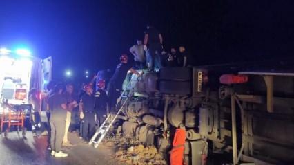 Tır devrildi: Sürücü ekipler tarafından kurtarıldı