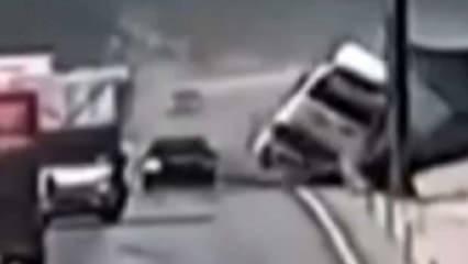 Tırın yol kenarındaki direğe çarptığı dehşet kazanın görüntüleri
