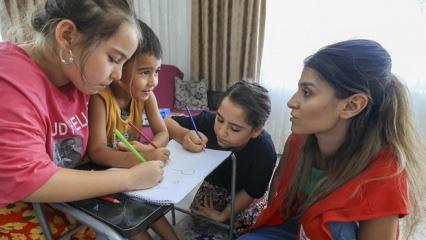Türk Kızılay, 7 bini aşkın öğrenciye kırtasiye seti dağıttı