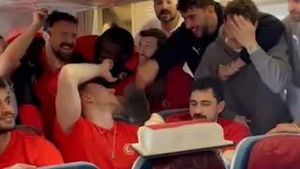 12 Dev Adam'a yurda dönüş uçağında pasta jesti