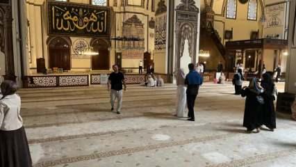 Görüntüler tepki çekmişti! Tarihi cami ziyaretlerine kıyafet düzenlemesi 