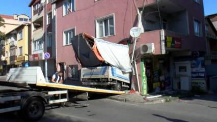 Üsküdar'da kamyonet iş yerine girdi