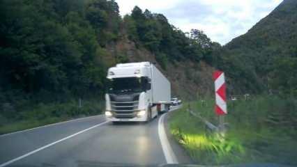  Artvin’de tırın hatalı sollaması faciaya davetiye çıkardı