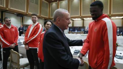 Başkan Erdoğan ve Adem Bona arasında samimi anlar! "İyiyim abi, sen nasılsın?"