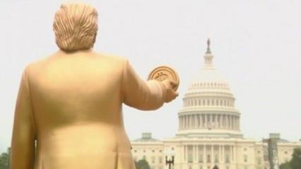 Beyaz Saray’ın karşısına Trump’ın Bitcoin tuttuğu heykeli dikildi