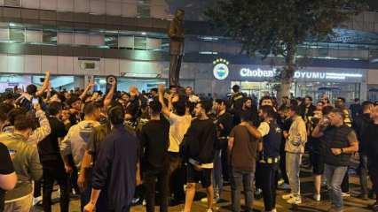 Fenerbahçeli taraftarlar, Sadettin Saran'ın başkan seçilmesini stat önünde kutladı