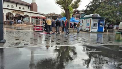 Görüntüler Düzce'den: Sağanak yağış altında cuma namazı kıldılar 
