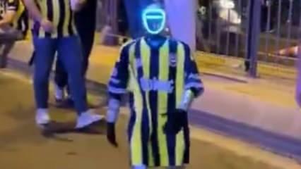 Kadıköy'de Fenerbahçe formalı 'İnsansı Robot' görüldü! Vatandaşlar gözlerini alamadı