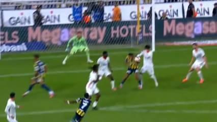 Kadıköy'de tartışmalı pozisyon! VAR'dan penaltı kararı çıktı ama gol olmadı