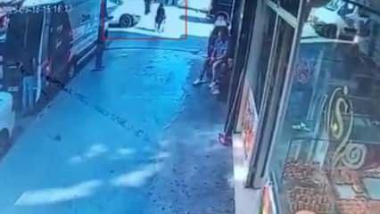 Servis aracı anne ve oğlunun üstünden geçti: Kaza anları ortaya çıktı