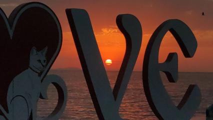 Turuncudan kızıla uzanan ahenk! G&ouml;l y&uuml;zeyine yansıdı