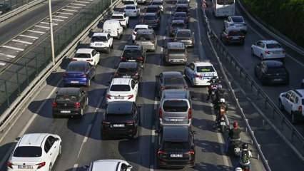İstanbul trafik yoğunluğu! Araçlar adım adım ilerliyor