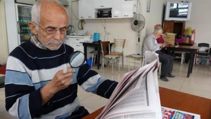 Kütahya'da ilginç çözüm: Halil dede, gazeteleri 18 yıldır 'büyüteçle' okuyor
