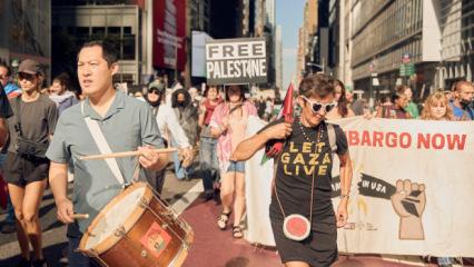 New York'ta binlerce kişi Netanyahu'yu protesto etmek için sokaklara döküldü