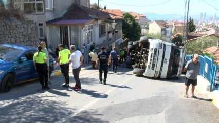 Pendik'te traktör yüklü kamyon dehşet saçtı: Gecekondu ve iki otomobile çarpıp devrildi