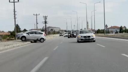 Düğün konvoyunun önüne geçmek isteyen otomobil kazaya sebep oldu