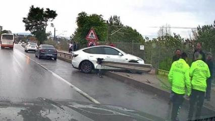 Akılalmaz kaza: Kontrolden çıkan lüks araç bariyere saplandı!