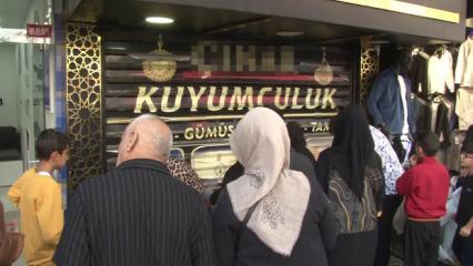 Alıntıları alıp kaçan kuyumcunun dükkanını vatandaşlar yağmaladı