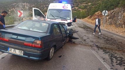 Ambulans ile otomobil kafa kafaya çarpıştı: 4 yaralı