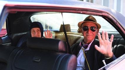 Konya Büyükşehir’den Huzurevi’ndeki büyüklerimize klasik araçlarla nostaljik sürpriz