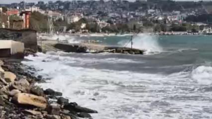 Marmara Denizi'nde şiddetli fırtına! Gemiler demir attı