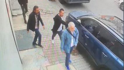 Otomobilin üzerine idrarını yapıp sahibine saldırdı