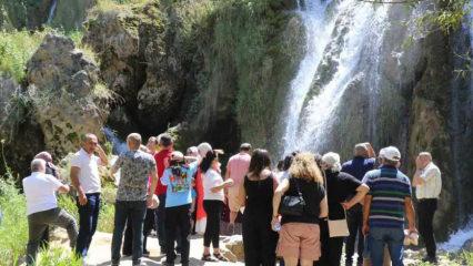Sonbaharın bütün güzellikleri burada: 40 metreden dökülüyor