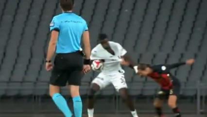Süper Lig'de VAR rezaleti! Hem kuralı bilmiyor hem penaltı iptali için diretiyor