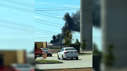 ABD'de sıcak saatler! Uçak otoyoldaki araçların üzerine düştü! Bölgede alarm verildi