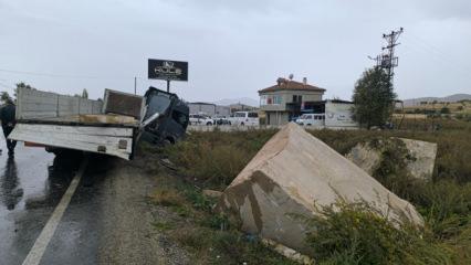 Afyonkarahisar'da mermer yüklü tır, metrelerce kaydı