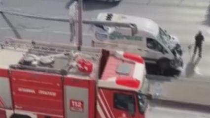Avcılar'da minibüsün çarptığı elektrik direği D-100'e devrildi