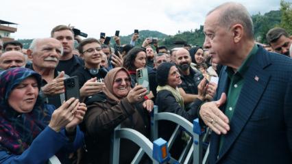 Cumhurbaşkanı Erdoğan'a memleketinde sevgi seli: Cuma namazını Güneysu'da kıldı