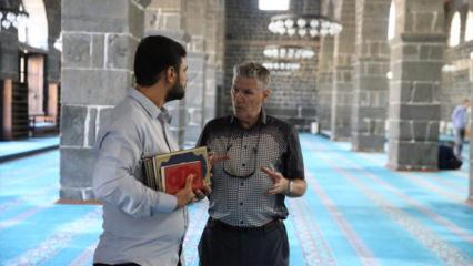 Diyarbakır'da görevli imamlar tarihi camilerde turistlere 4 dilde hizmet sunuyor