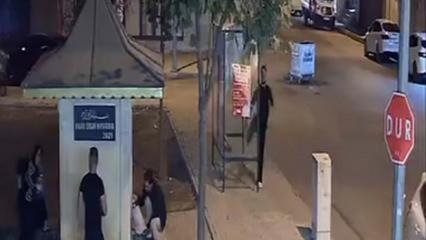 Elazığ'da bir kişi  tekmeyle otobüs durağının camını kırdı