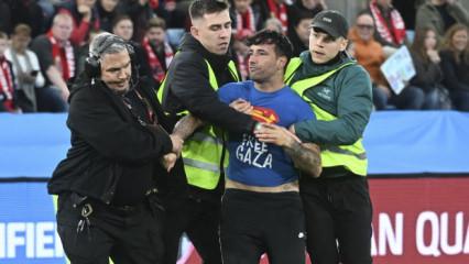 İsrail maçında sahaya giren taraftar iki kelimeyle dünyaya mesaj verdi