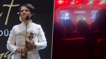 Sahnede Tamer Karadağlı'ya teşekk&uuml;r etti diye dakikalarca yuhaladılar